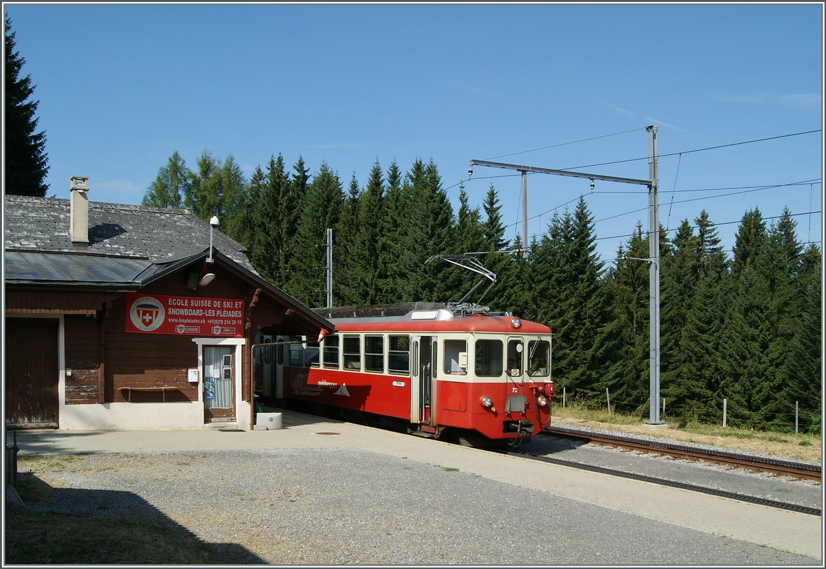 Der CEV BDeh 2/4 73 wartet auf Les Pleiades auf Fahrgäste Richtung Blonay.
22. Juli 2015