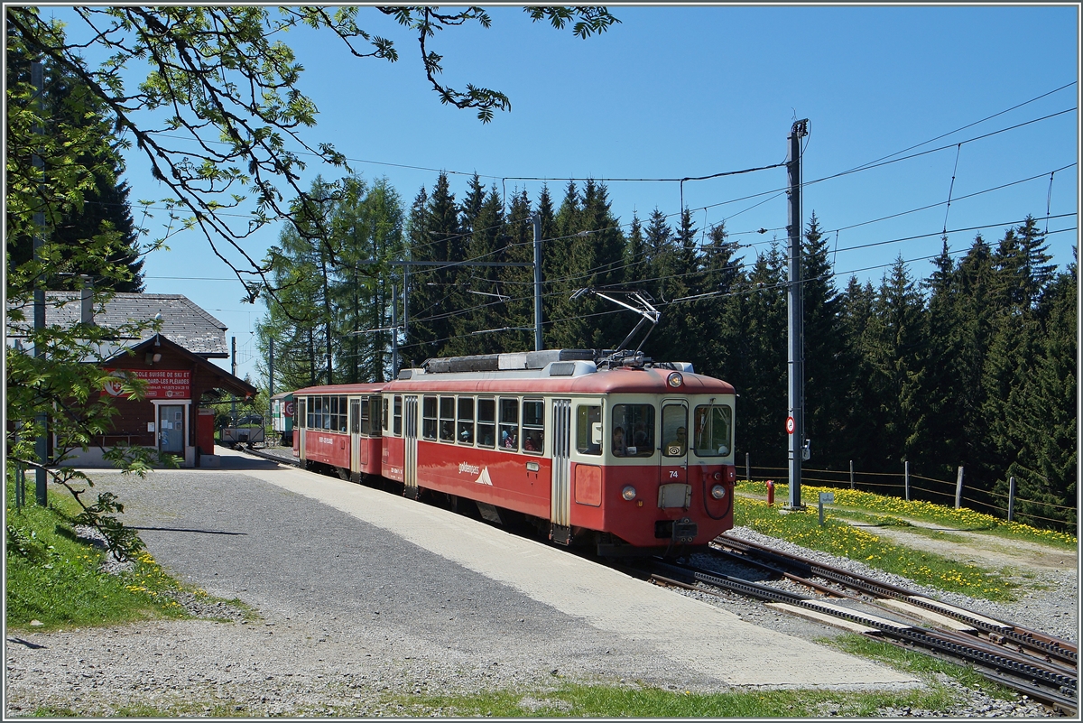 Der CEV BDeh 2/4 74 und der Bt 222 verlassen Les Pléiades in Richtung Blonay.
18. Mai 2015
