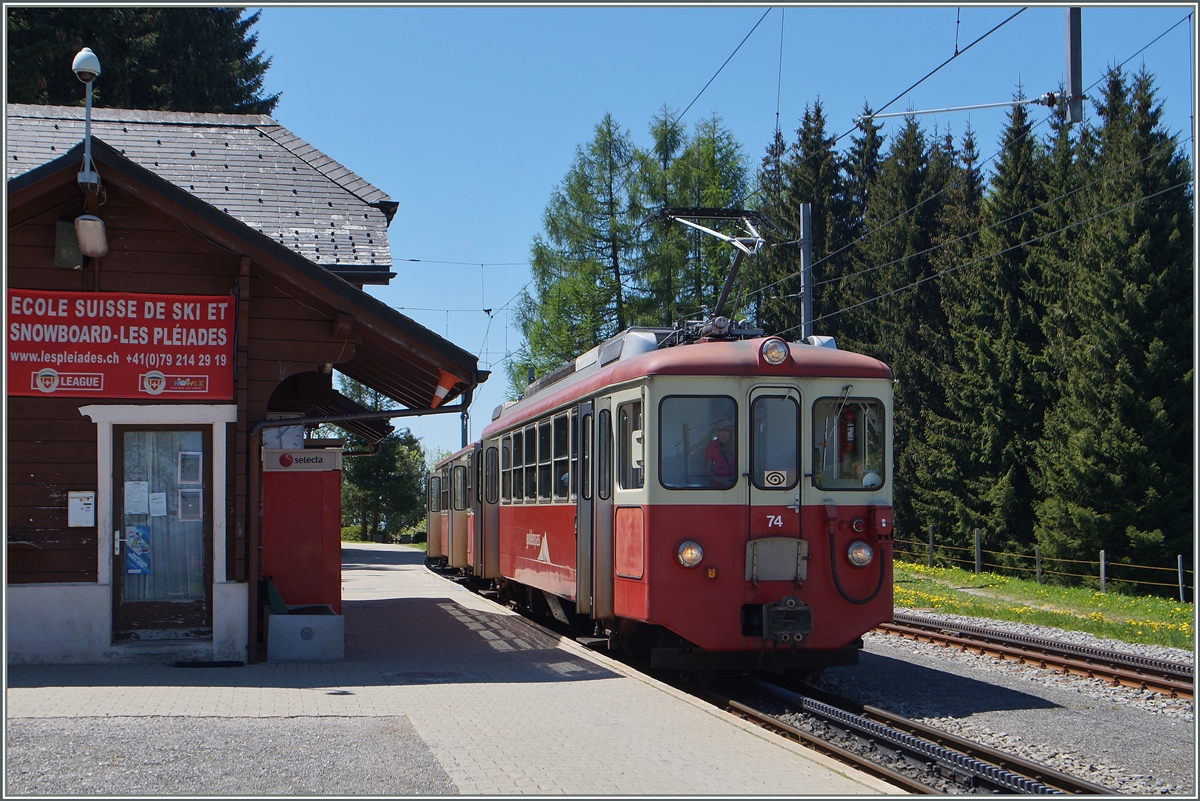 Der CEV BDeh 2/4 74 und der Bt 222 warten in Les Pléiades auf Fahrgäste Richtung Blonay.
18. Mai 2015