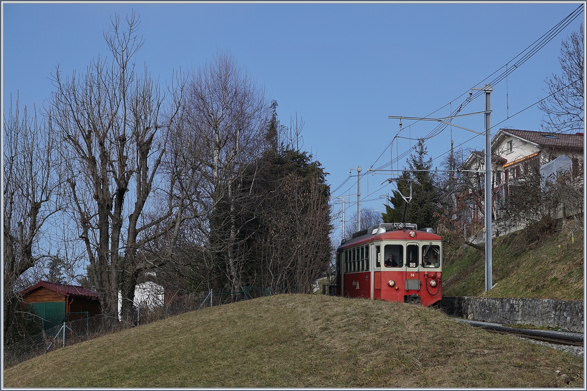 Der CEV BDeh 2/4 74 ist auf der Fahrt von Les Pléiades nach Blonay und wurde hier kurz vor der Ankunft in Blonay fotografiert. Es war eine der letzte Fahrten, kurz darauf wurde der BDeh 2/4 74 als letzter seiner Serie aus dem Dienst genommen und verschrottet.

13. Feb. 2017