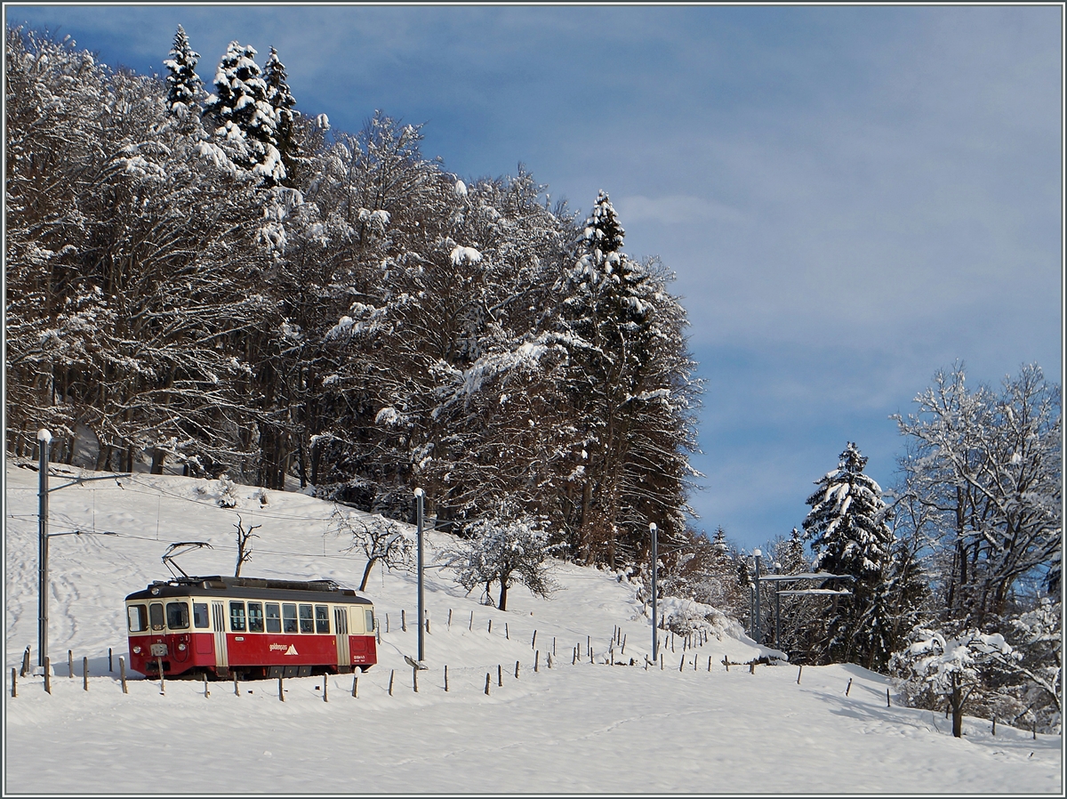 Der CEV BDeh 2/4 N 75 auf Bergfahrt kurz nach Fayaux.
21. Jan. 2015