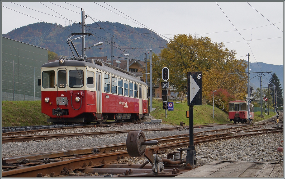 Der CEV BDeh 2/4 N° 75 errecht von Les Pleisades kommend, Blonay. 
24. Okt. 2015