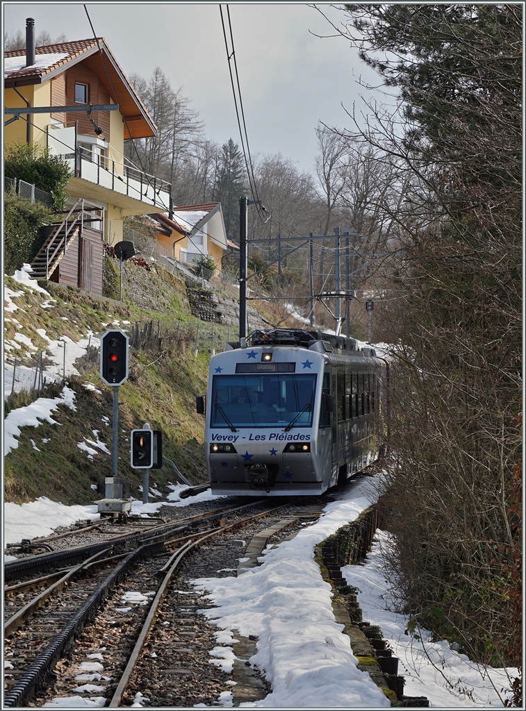 Der CEV Be 2/4 71 mit Bt  Train des Etoiles  erreicht die Station Les Chevallyres.
13. März 2016