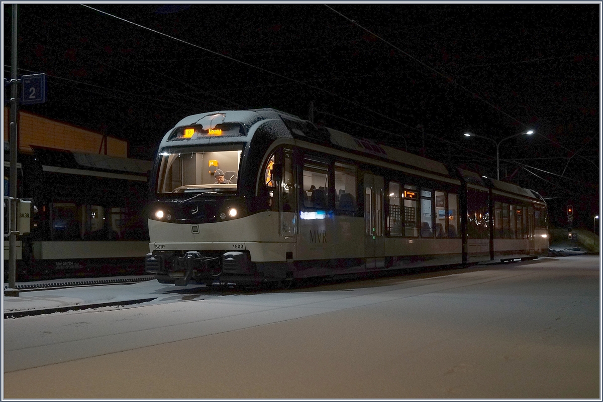 Der CEV GTW ABeh 2/6 7503 wartet im leicht verschneiten Blonay auf die Abfahrt nach Vevey.
12.02.2018