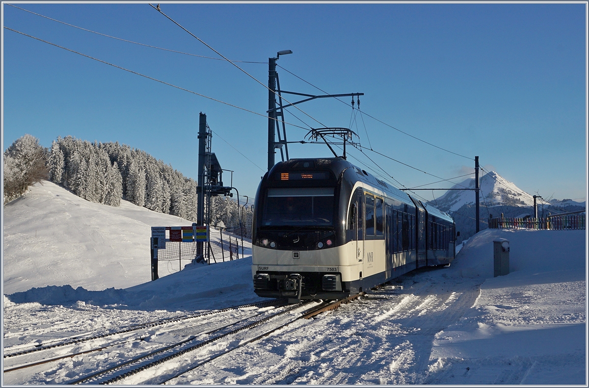 Der CEV MVR ABeh 2/5 7503  Blonay-Chamby  verlässt Les Pléiades Richtung Vevey. 10. Jan. 2019