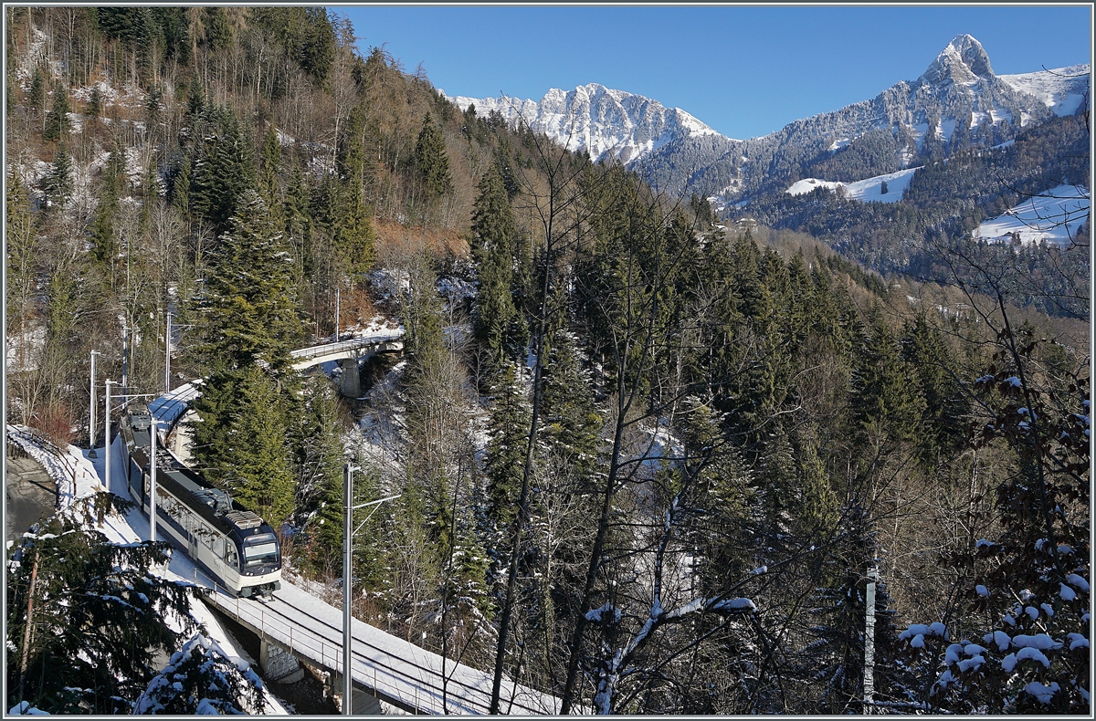 Der CEV MVR ABeh 2/6 7507 ist auf der Fahrt nach Les Avants und überquert gerade den 93 Meter langen Pont Gardiol

11. Jan. 2021