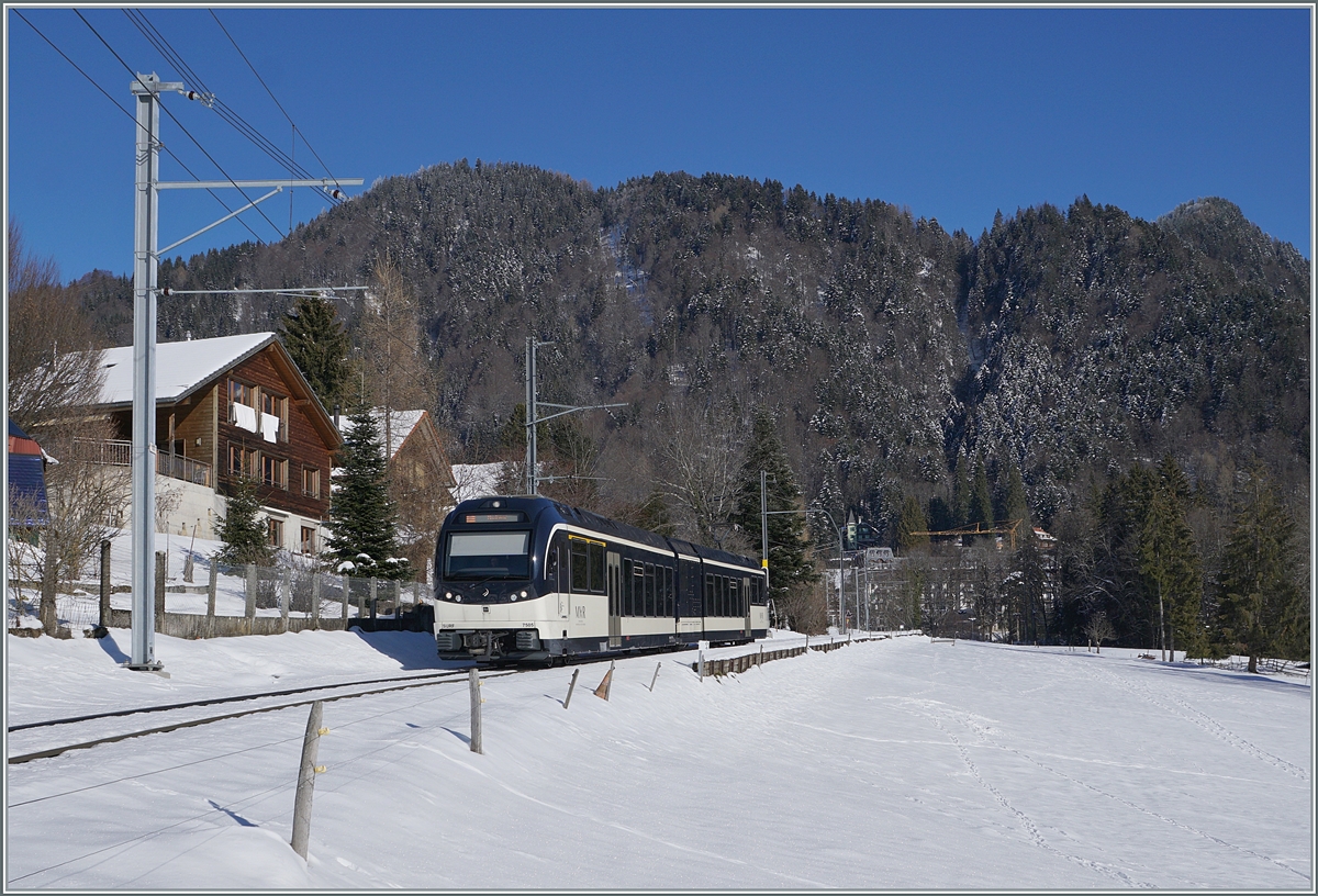 Der CEV MVR ABeh 2/6 7505 hat Les Avants verlassen und fährt nun als Regionalzug nach Montreux.

11. Jan. 2021