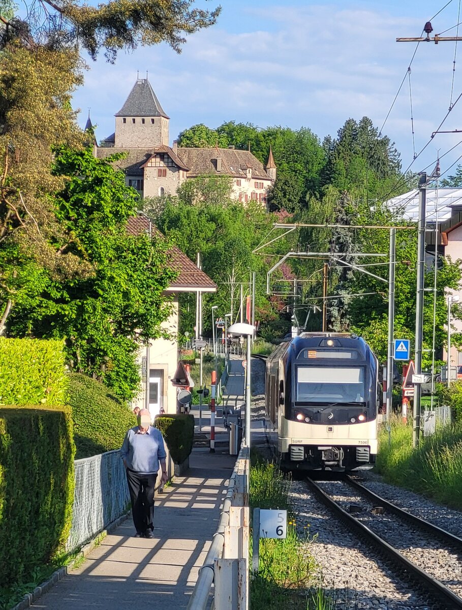 Der CEV MVR ABeh 2/6 7506 erreicht von Vevey kommend sein Ziel Blonay. Im Hintergrund zeigt sich das Schloss von Blonay.  

12. Mai 2024