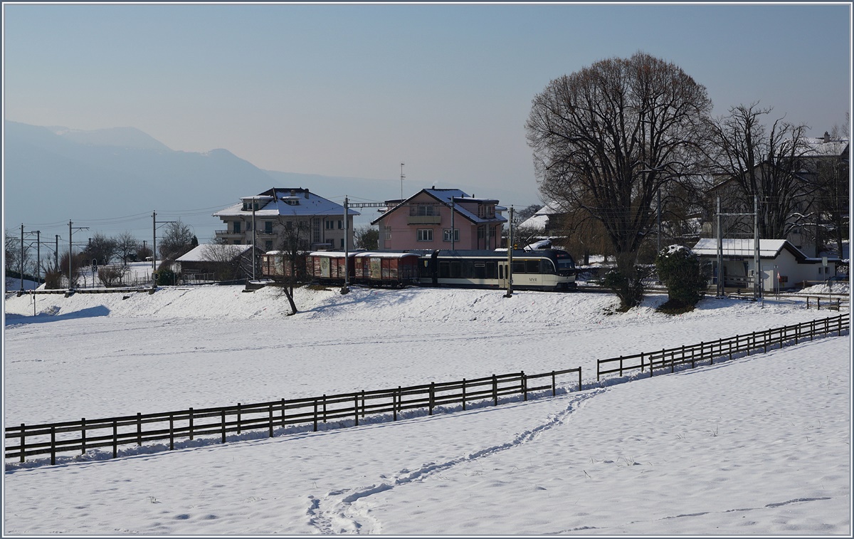 Der CEV MVR Bahnhof St-Gégier Gare wird in Kürze komplet umgebaut, und somit dürte dieses Bild mit em neen SURF ABeh 2/6 und den alten Güterwagen bald der Vergangenheit angehören. 
18. Jan. 2017