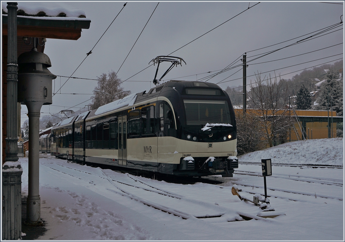 Der CEV MVR GTW ABeh 2/6 7502  Blonay  in Blonay.
8. Jan. 2017