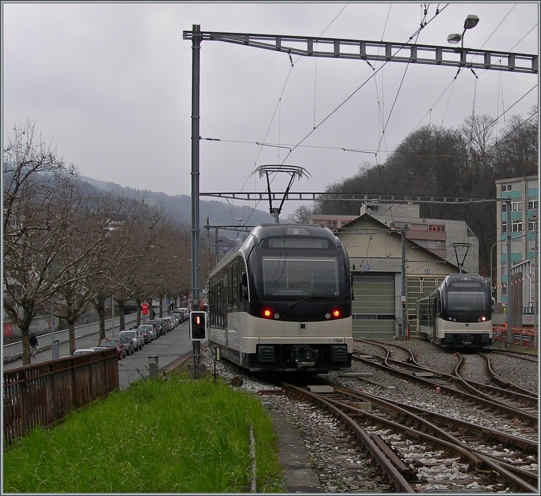 Der CEV MVR GTW SURF (Srie Unifie Romande pour Rseau Ferr mtrique) ABeh 2/4 7504  Vevey  und 7501  St-Lgier La Chiesaz  in Vevey.
29. Feb. 2016