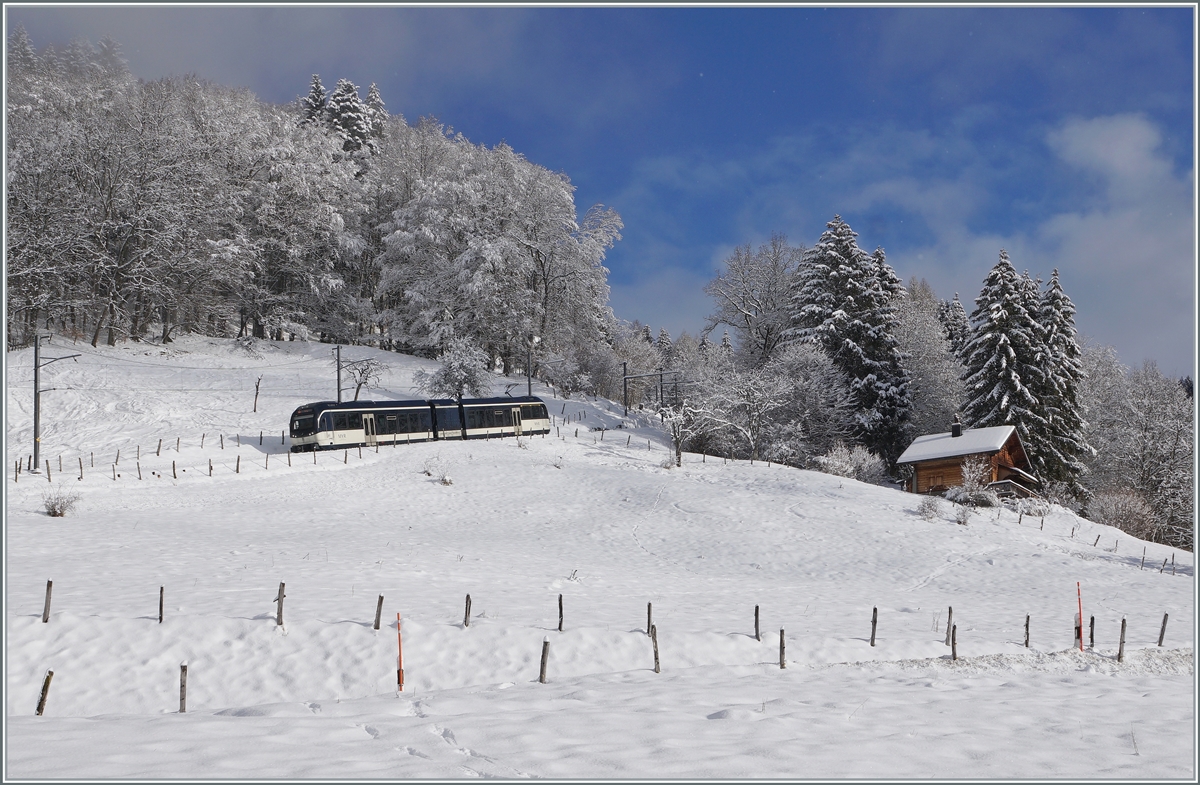 Der CEV MVR SURF ABeh 2/6 7505 ist kurz vor Fayaux als Regeionalzug 1432 Les Pléiades - Vevey auf Talfahrt.

18. Jan. 2021