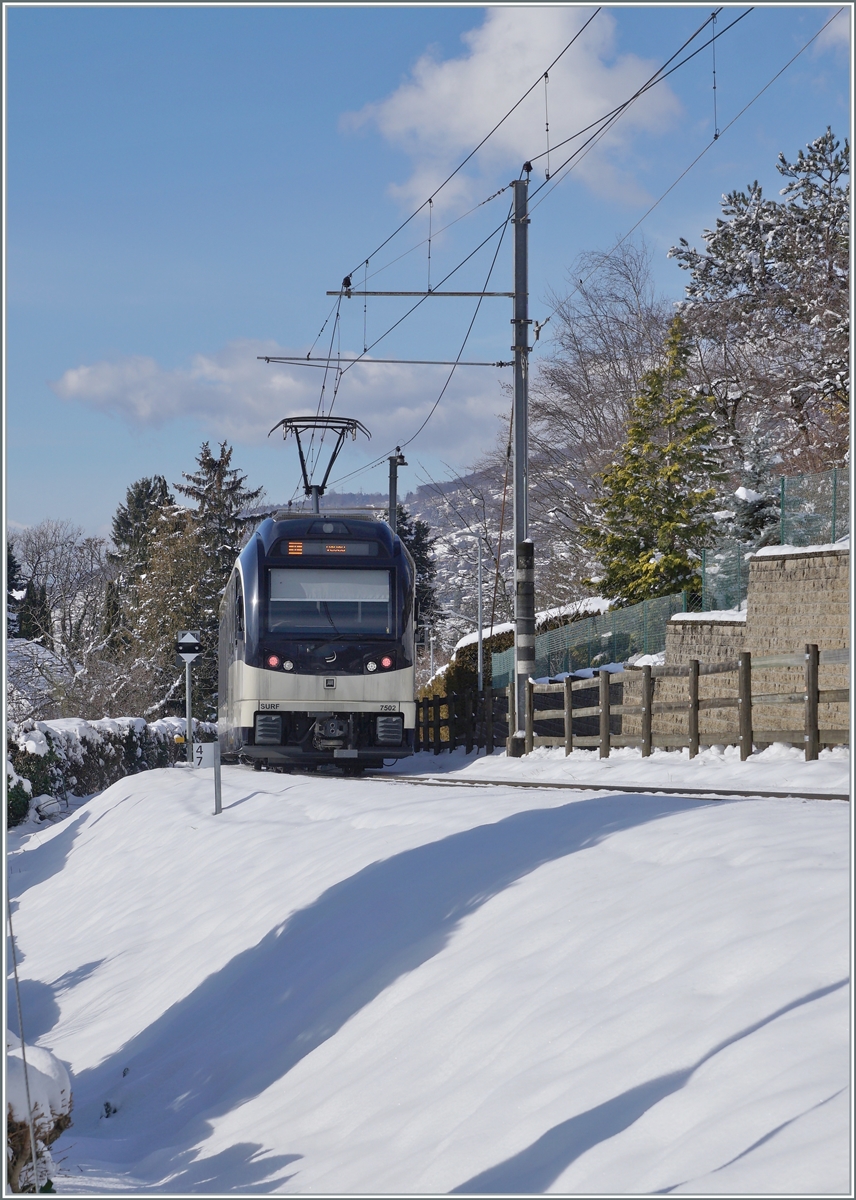 Der CEV MVR SURF ABeh 2/6 7502  Blona  zwischen den Haltstellen Château de Blony und la Chiesaz auf dem Weg nach Vevey. 

26. Jan. 2021