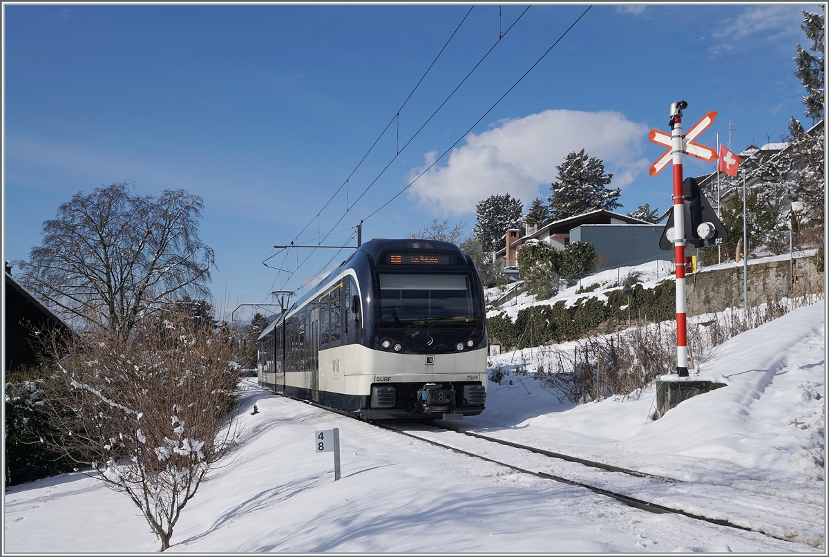 Der CEV MVR SURF ABeh 2/6 7506 auf der Fahrt nach Les Pléiades zwischen den Haltestellen La Chiesaz und Château de Blonay. 

26. Jan. 2021