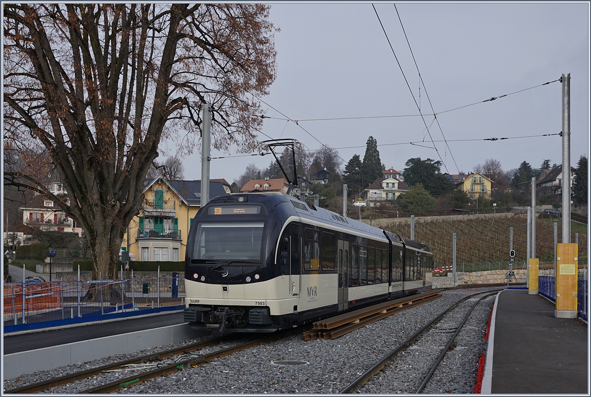 Der CEV MVR SURF GTW ABeh 2/6 7503  Blonay-Chamab  nach Blonay beim Halt im vollständig neu gestalteten Bahnhof St-Légier Gare.
28. Dez. 2018