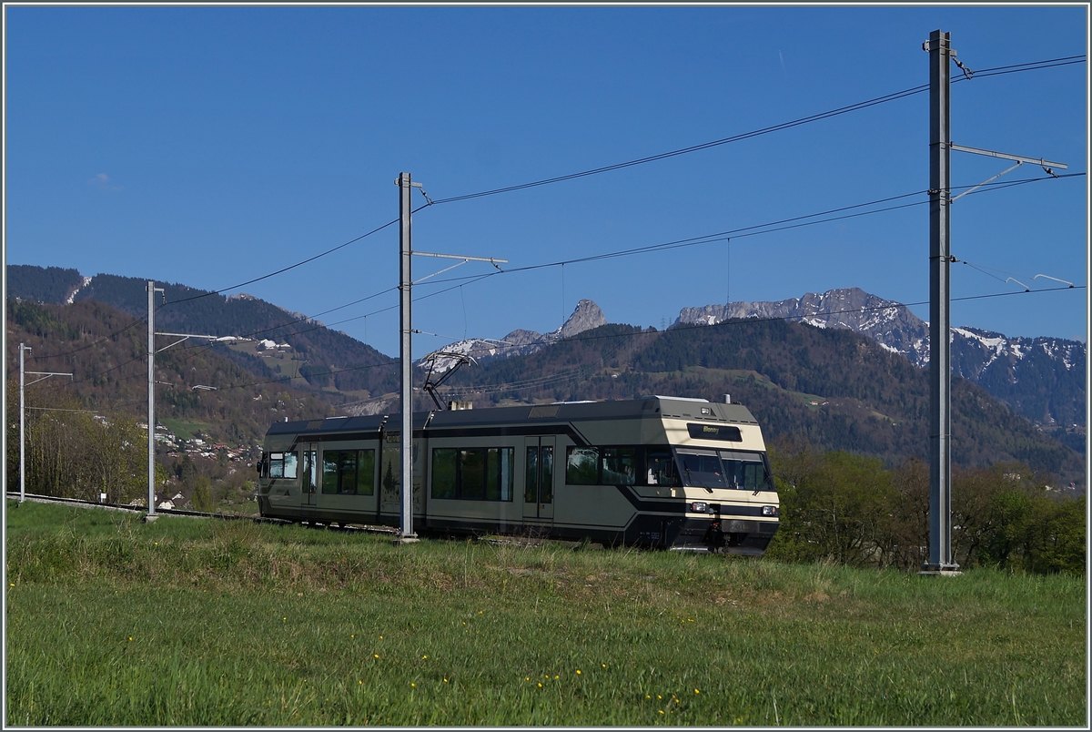 Der CEV/MVR GTW Be 2/6  VEVEY  in Ursprungsfarbgebung auf der Fahrt nach Blonay kurz nach der Haltestelle Château d'Haute Ville.
9. April 2014