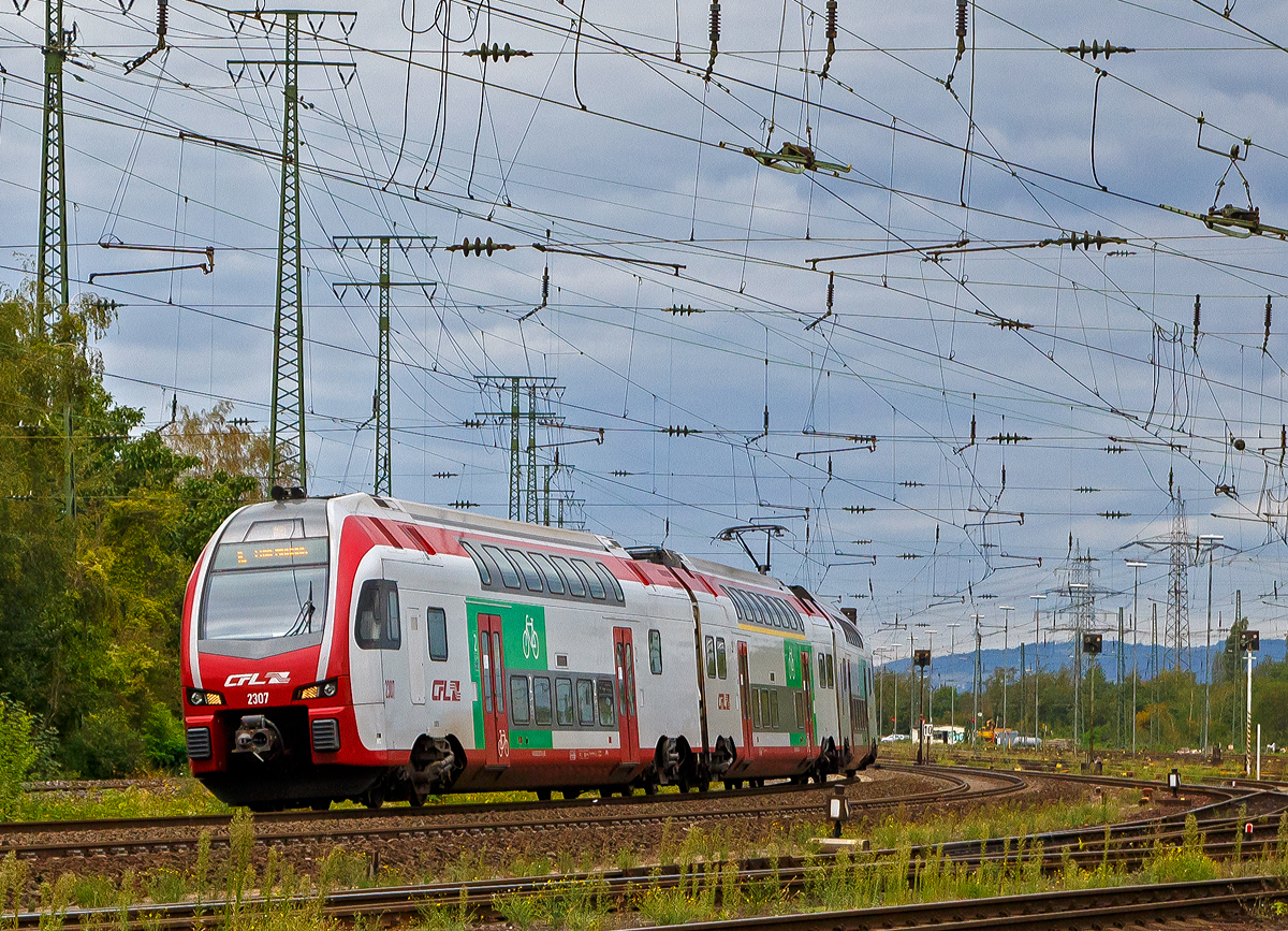 Der CFL 2307, ein Stadler KISS, fährt am 04.09.2020 als IC 5106 (Düsseldorf Hbf - Koblenz Hbf - Trier Hbf - Luxembourg) durch Koblenz-Lützel in Richtung Koblenz. Ab Koblenz Hbf verkehrt er als RE 1 und ab Trier Hbf als RE 11. Die Stadler Bezeichnung „KISS“ steht für „komfortabler innovativer spurtstarker S-Bahn-Zug“, wobei es sich hier eher nicht um einen S-Bahn-Zug handelt.

Die CFL hat 21 dieser dreiteiligen doppelstöckigen Triebzüge bei Stadler gekauft, diese wurden bei Stadler Pankow GmbH gebaut. Die Fahrzeuge sind mit ETCS ausgestattet und erreichen eine Höchstgeschwindigkeit von 160 km/h. Sie können unter den Stromsystemen 25 kV, 50 Hz (in Luxemburg) und 15 kV, 16,7 Hz (in Deutschland) verkehren. 

Die KISS, die von der Stadler Pankow GmbH gefertigt werden, unterscheiden sich vom ursprünglichen KISS-Modell dadurch, dass sie das Lichtraumprofil G2 einhalten, um auf dem Netz der DB Netz uneingeschränkt eingesetzt werden zu können. Dadurch ist der Raum im Schulterbereich des Oberstocks enger als bei den Schweizer Triebzügen. Im Gegenzug dazu war es möglich, die Einzelwagen zu verlängern und den Wagenkasten um 35 mm zu erhöhen. Auch wurden die Fahrzeugköpfe neu gestaltet, um neueren Crash-Anforderungen zu genügen. Darüber hinaus sitzen die Stromabnehmer auf den Mittelwagen, in den Endwagen werden nur die Drehgestelle an den Wagenübergängen angetrieben, wobei leistungsstärkere Motoren (Dauerleistung 750 kW statt 500 kW) eingesetzt werden. 

TECHNISCHE DATEN:
Spurweite: 1.435 mm
Achsanordnung: 2‘Bo‘ + 2‘2‘ + Bo‘2‘
Länge über Kupplung: 80.240 mm
Fahrzeugbreite: 2.800 mm
Fahrzeughöhe: 4.630 mm
Lichtraumprofil: G2
Drehzapfenabstand:  18.550 mm
Achsabstand im Drehgestell: 2.500 mm
Triebraddurchmesser: 920 mm (neu)
Dienstgewicht: 170,1 t
Max. Leistung am Rad: 3.000 kW (4×750 kW)
Dauerleistung am Rad: 2.000 kW
Höchstgeschwindigkeit :160 km/h
Max. Beschleunigung: 0,83 m/s2 bis 80 km/h
Speisespannung: 25 kV, 50 Hz und 15 kV, 16 ⅔ Hz
Sitzplätze 1. Klasse: Serie I (2301 – 2308) 29 / Serie II (2309 – 2321) 38
Sitzplätze 2. Klasse: Serie I (2301 – 2308) 255 (davon 34 Klappsitze) / Serie II (2309 – 2321) 254 (davon 33 Klappsitze)
Kupplung: Scharfenbergkupplung (Schaku) Typ 10

Besonderheiten: Mehrfachtraktionsfähig (bis zu 3 KISS) und Kuppelfähig mit FLIRT3. Seit dem 16. März 2015 fahren die CFL-Kiss auf dem Abschnitt zwischen Koblenz und Trier gemeinsam mit den FLIRT 3 der DB Regio Südwest in gemischter Mehrfachtraktion. Das ein- und zweistöckige elektrische Triebzüge zweier Staatsbahnen gemeinsam unterwegs sind, dürfte europaweit einmalig sein.
