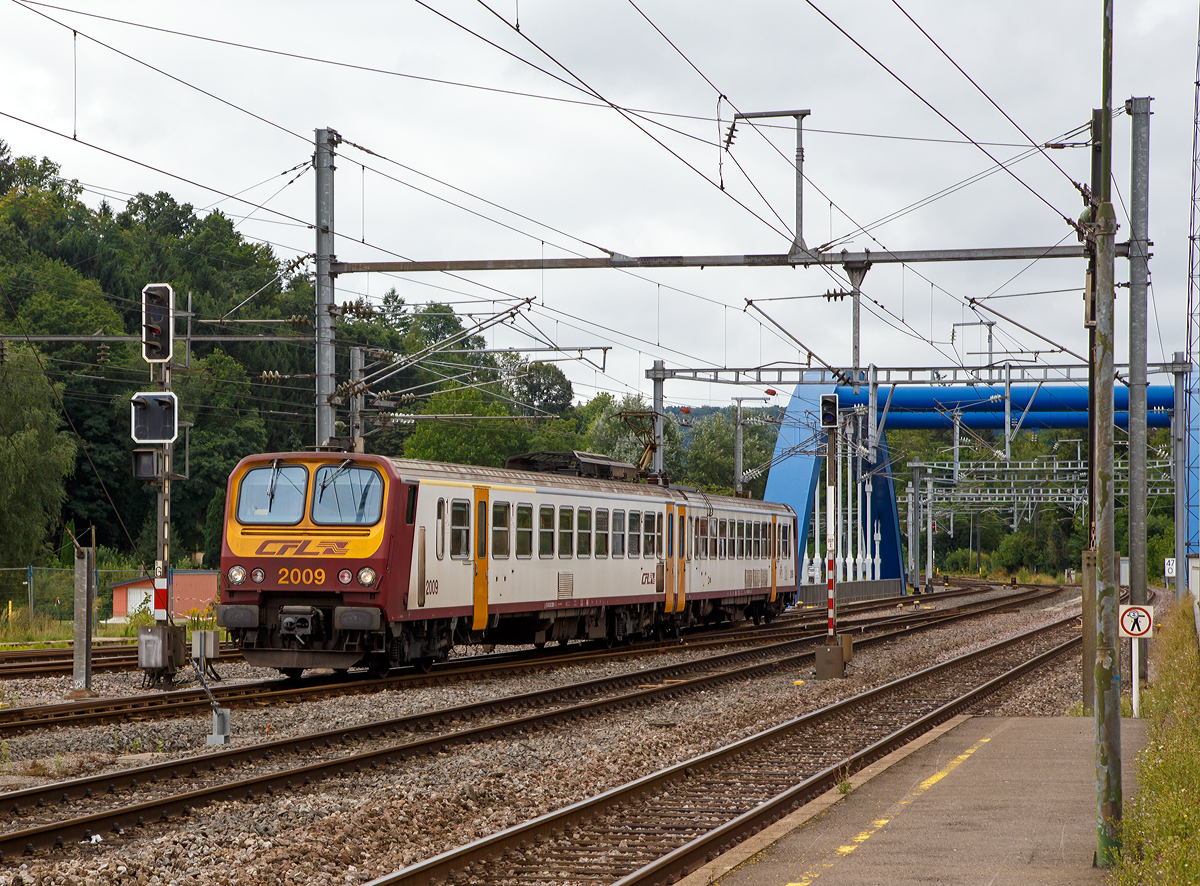 
Der CFL Elektrotriebwagen Z 2009 hat am 15.08.2015 die  blaue  Brücke passiert und erreicht nun den Bahnhof Ettelbrück  (Ettelbréck).