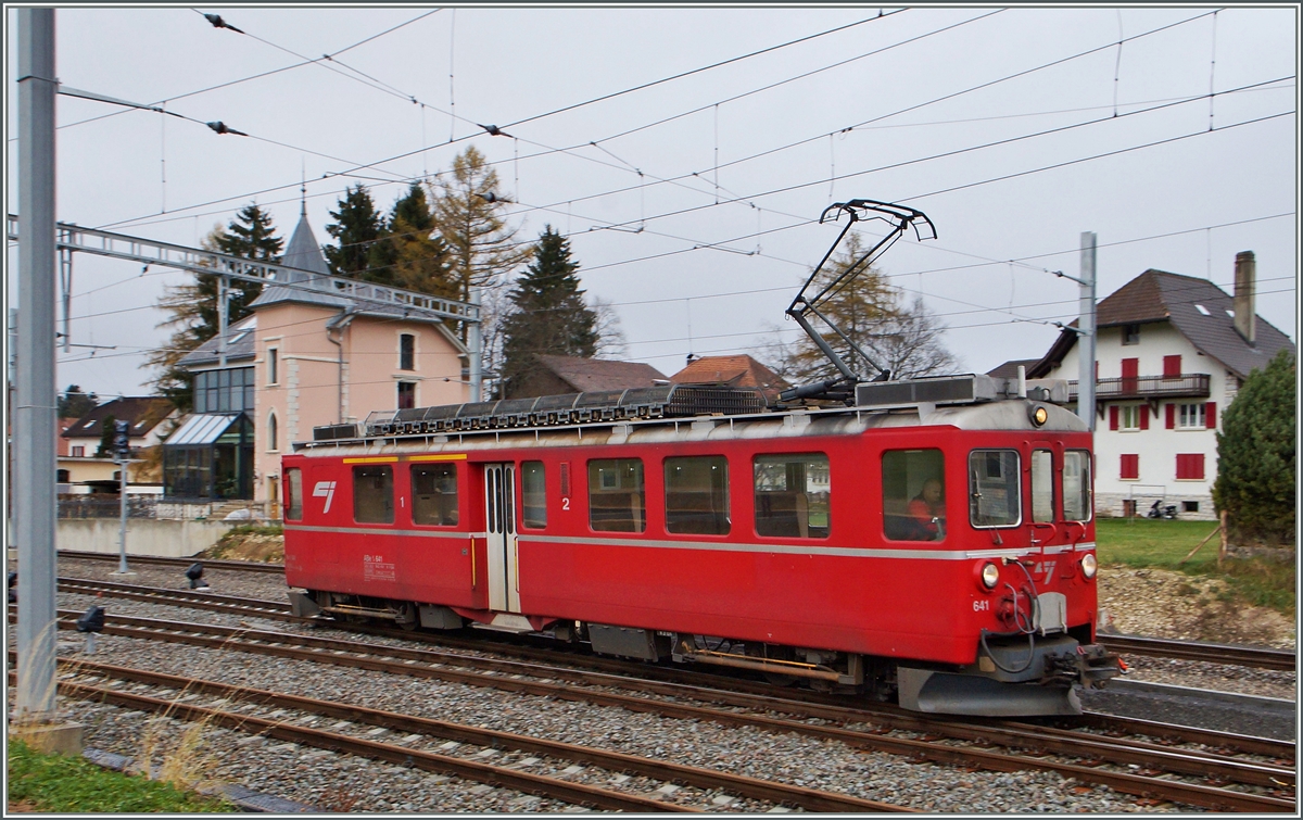 Der CJ  Arosabahntriebwagen  Bef 4/4 in Le Noirmont.
17.Nov. 2014