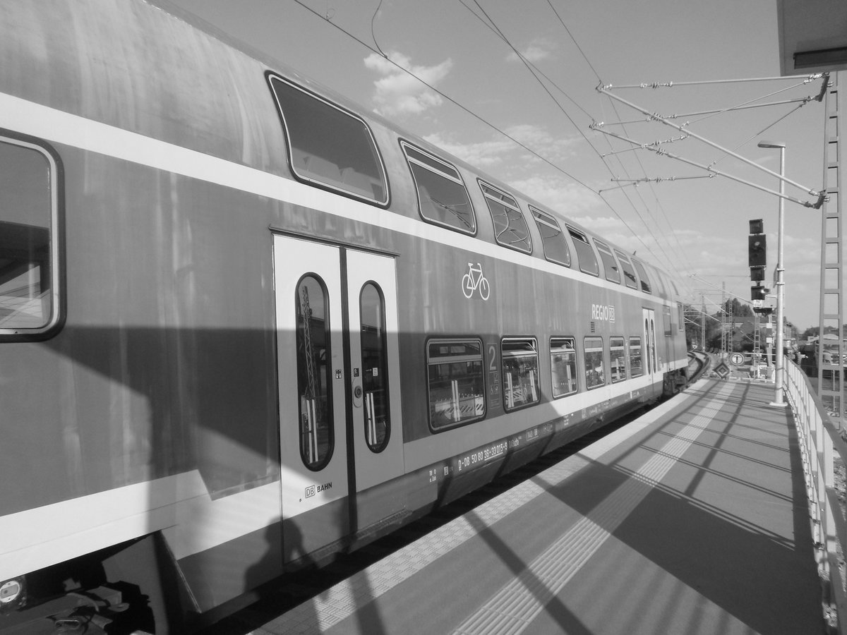 Der DABbuzfa 760 mit der Wagennummer 50 80 36-33 015-9 im Bahnhof Halle (Saale) Hbf am 11.5.17