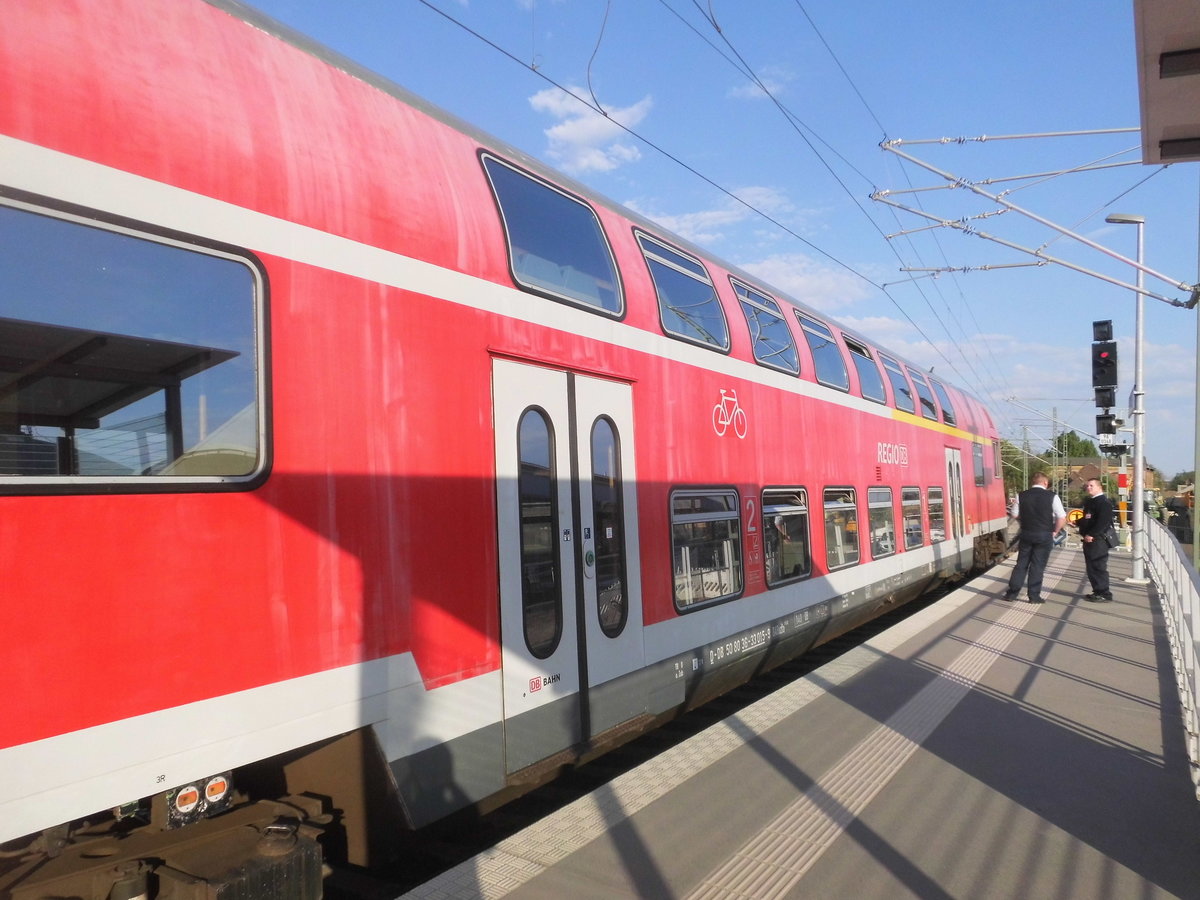 Der DABbuzfa 760 mit der Wagennummer 50 80 36-33 015-9 im Bahnhof Halle (Saale) Hbf am 11.5.17