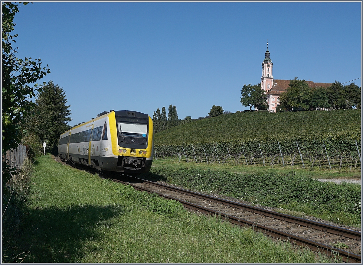 Der DB VT 612 107 auf seiner Fahrt nach Basel Bad Bf als Nachschuss bei der bei der Wallfahrtskirche Birnau. 

19. Sept. 2019