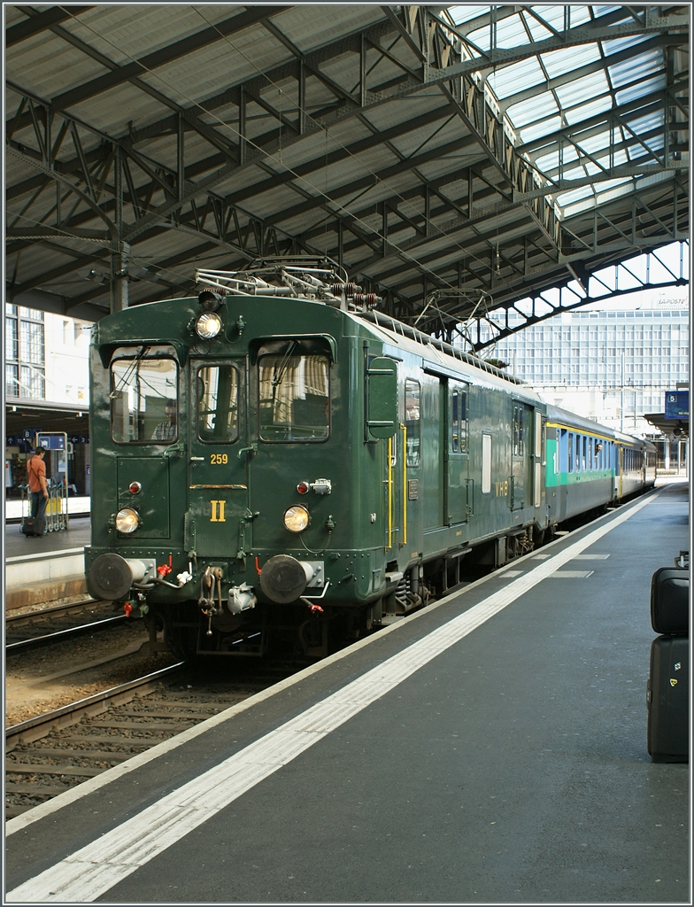 Der De 2/4 259 der VHB auf einer Extrazug-Fahrt in Lausanne.
5. Sept. 2009