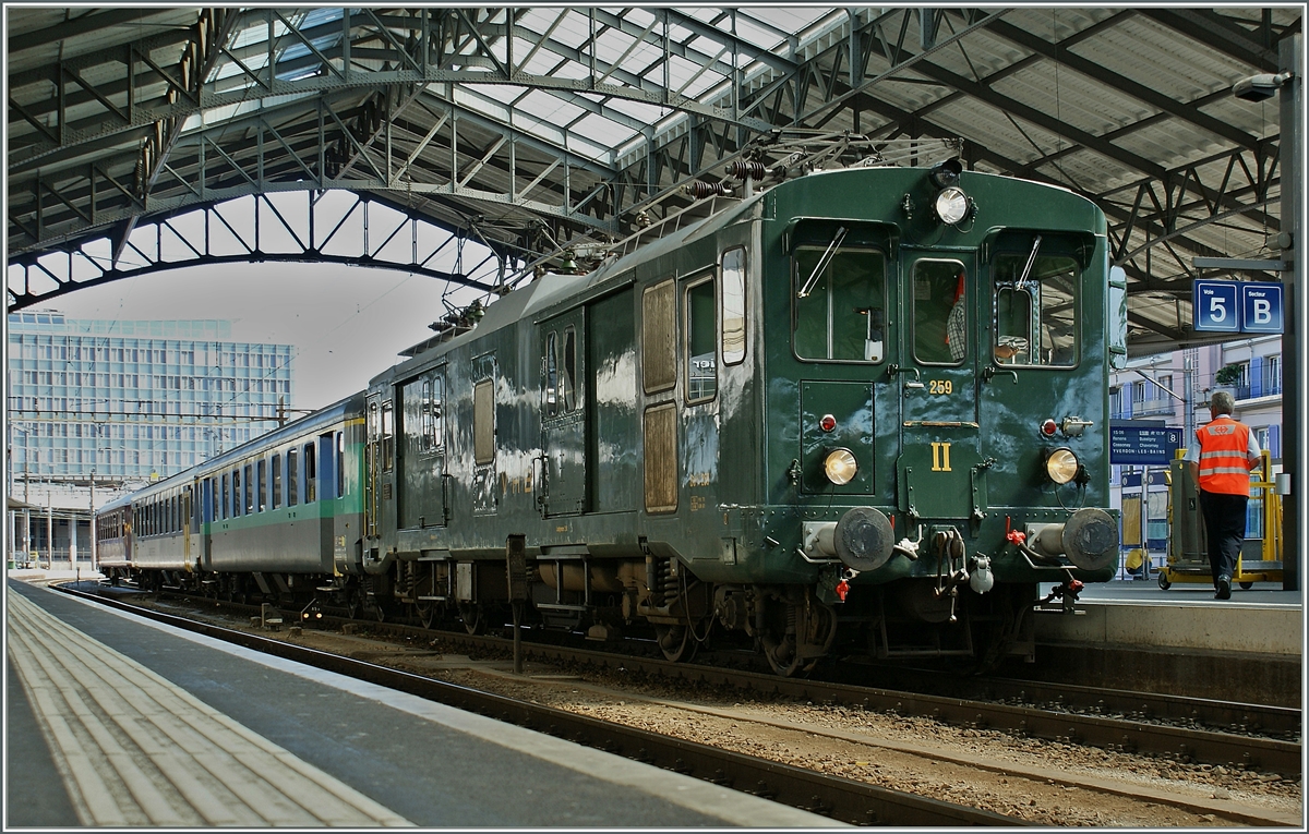 Der De 2/4 259 der VHB auf einer Extrazug-Fahrt in Lausanne.
5. Sept. 2009 