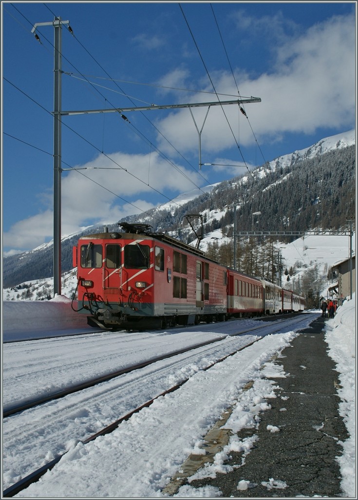 Der Deh 4/4 94 mit dem Regiolalzug 530 Visp - Göschenen beim Halt in Münster VS.
20. Feb. 2014