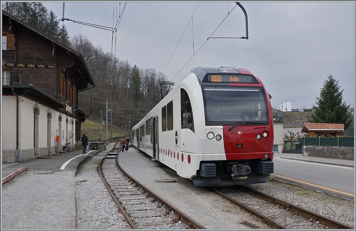 Der Der TPF SURF ABe 2/4 - B - Be 2/4 101  Moitié-Moitié  hat sein Ziel, den Bahnhof von Broc Fabrique erreicht. Zwei Tage später wird Umspur bedingten die Meterspurstrecke stillgelegt. Ab 2022 werden die Züge wieder bis Broc Village verkehren, ein Jahr später auch wieder bis Broc Fabrique.

3. April 2021