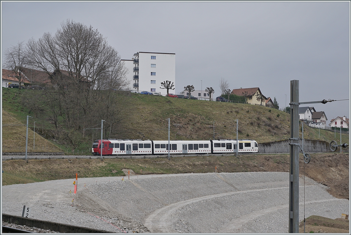 Der Der TPF SURF Be 2/4 - B - ABe 2/4 101  Moitié-Moitié  hat den Bahnhof von Broc Fabrique verlassen und fährt als S 60 nach Bulle.

Am 5. April 2021 verkehren hier die letzten Schmalspur Reisezüge. Das Bild entstand beim Kilometer 5.2 und zeigt rechts im Bild einen Fahrleitungsmast des südlichsten Abstelgeleises von Broc Fabrique und in der Bildmitte schon den Verlauf der neuen Normalspur-Trasse. 

3. April 2021 