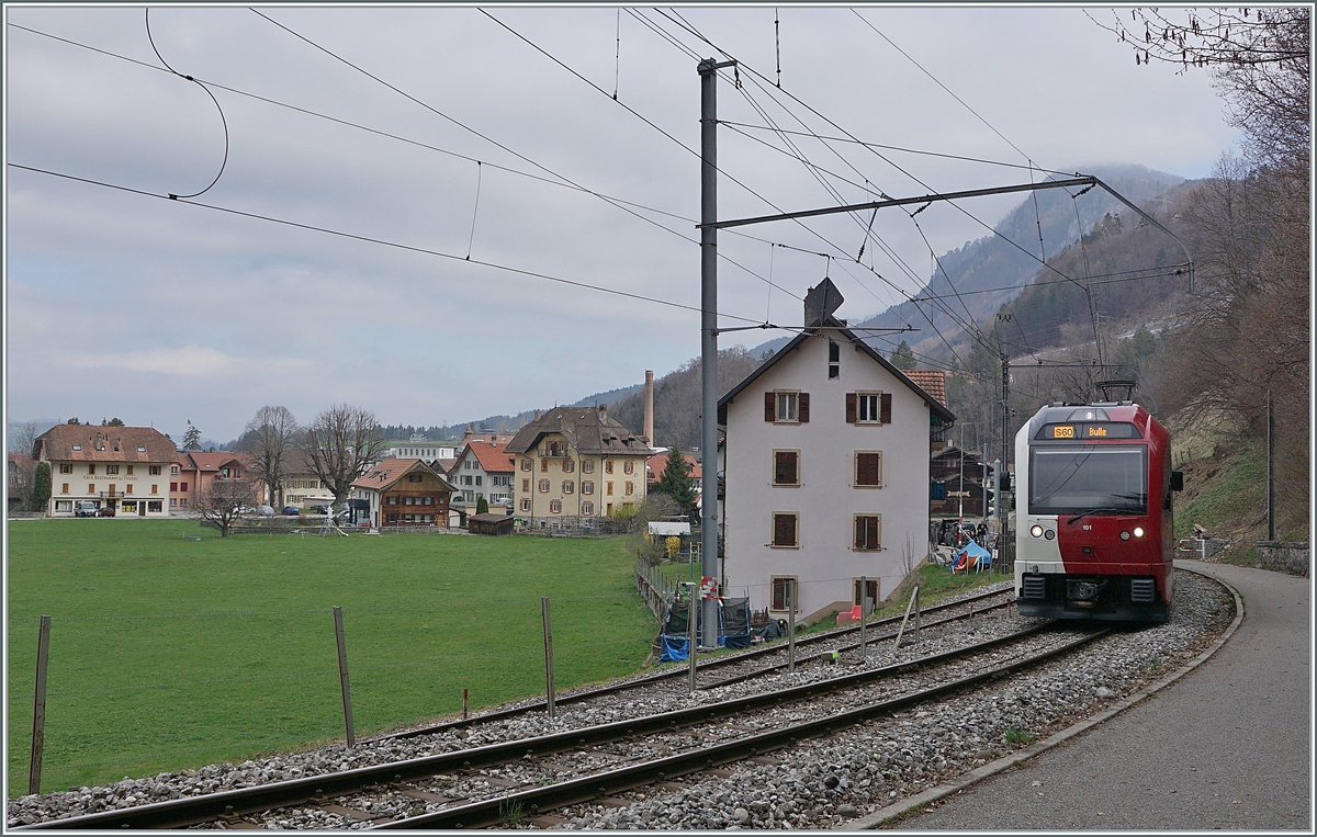 Der Der TPF SURF Be 2/4 - B - ABe 2/4 101  Moitié-Moitié  hat den Bahnhof von Broc Fabrique verlassen und fährt als S 60 nach Bulle. Am 5. April 2021 verkehren hier die letzten Schmalspur Reisezüge.

3. April 2021
