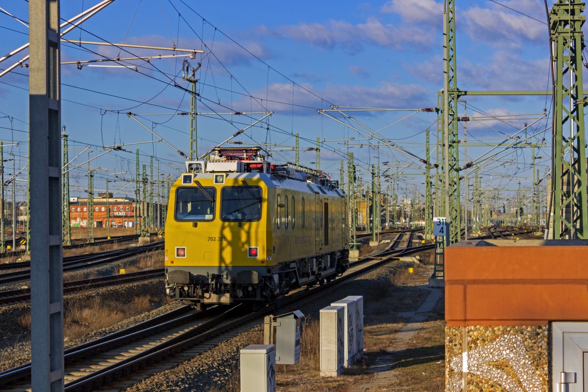 Der Diagnosetriebwagen 702 201 von DB Netz Instandhaltung setzte am 07.03.22 in der Halle des Leipziger Hauptbahnhofs um und ist hier bei der Ausfahrt zu sehen.