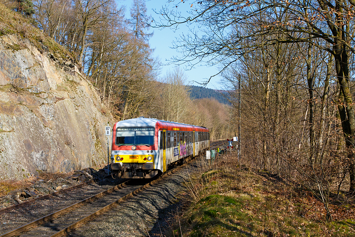 
Der Dieseltriebzug 928 677-4 / 628 677-7 der Westerwaldbahn (WEBA) fährt am 15.02.2015, als RB 96  Hellertalbahn  die Verbindung Neunkirchen-Herdorf-Betzdorf/Sieg, hier bei Km 87,8 der KBS 462 (Hellertalbahn) zwischen Königsstollen und Sassenroth (beide zu Herdorf). 

Gut zu erkennen ist, hier liegt noch das alte zweite Gleis der einstigen zweigleisigen Hauptstrecke.

(Leider war der Triebzug wieder etwas beschmiert, für mich gerade noch freischaltbar)