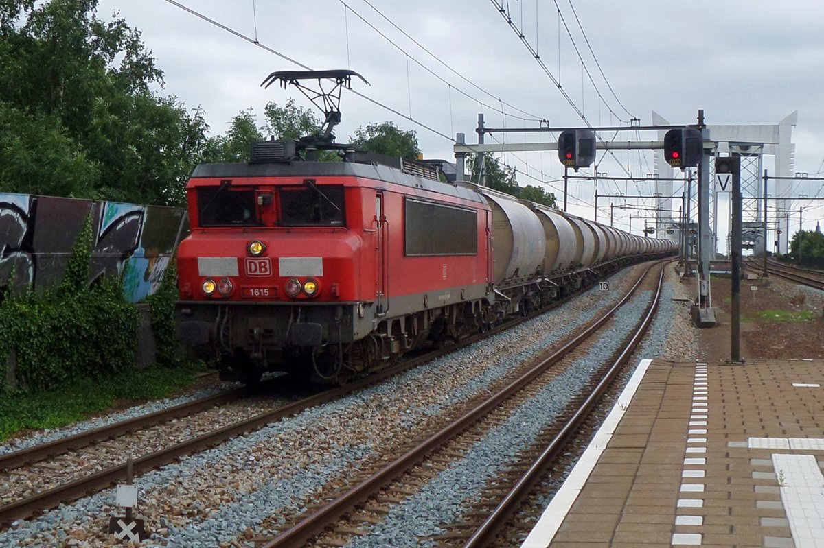 Der Dolime-Zug mit 1615 an der Spitze durchfahrt am 20 Juli 2016 Zwijndrecht. 