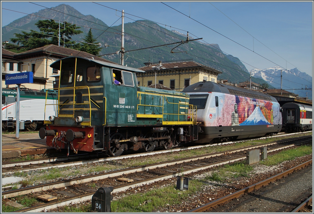 Der EC 329 mit der SBB Re 460 036-7 ist in Domodossola eingetroffen und die FS D 245 übernimmt die SBB Re 460 036-7.
13. Mai 2015