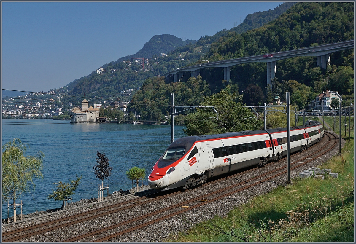Der EC 34 von Milano nach Genève beim Château de Chillon.
21. August 2018
 