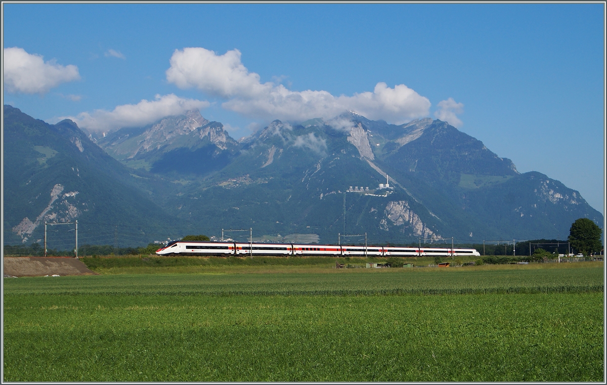 Der EC 37 von Genève nach Venezia kuzr vor Aigle. 
27. Mai 2015