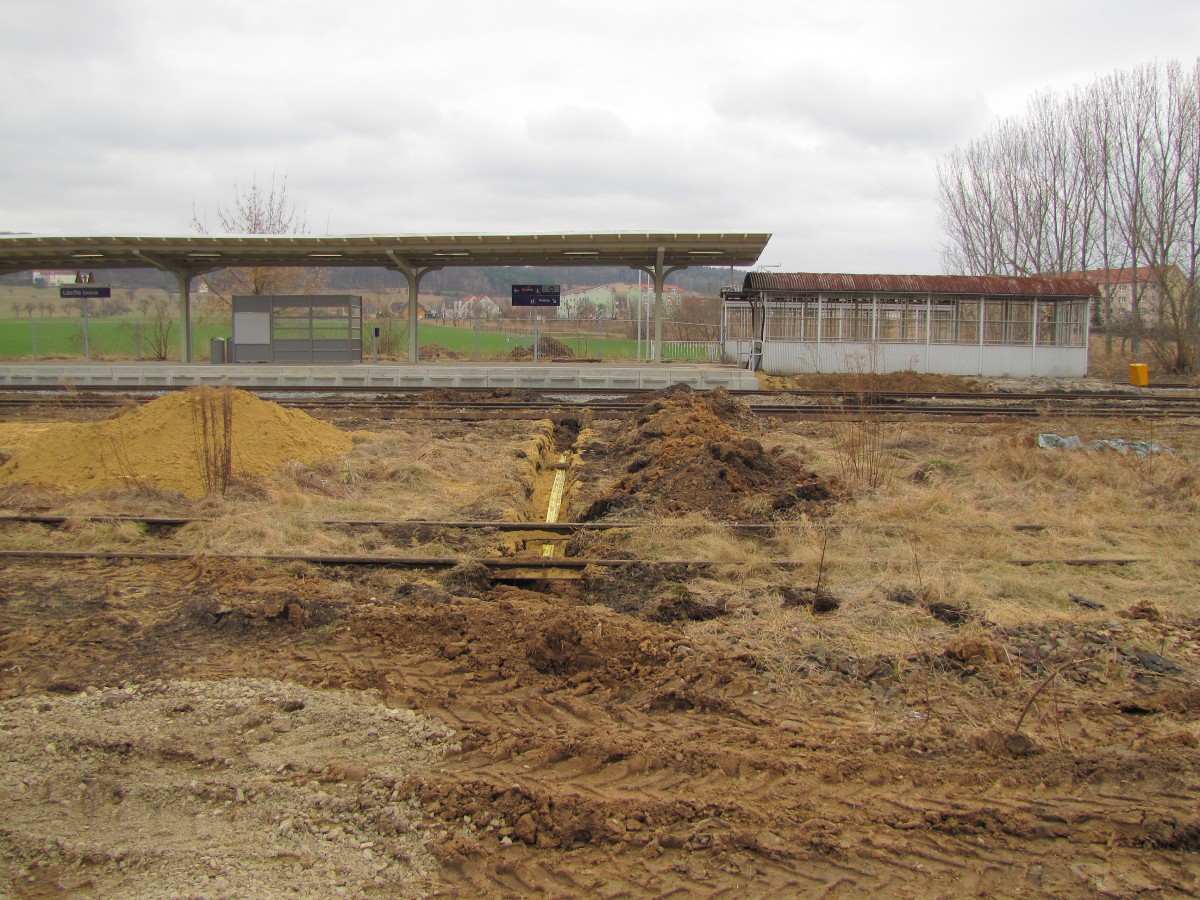 Der ehemalige Bereich der Rangiergleise während den Sanierungsarbeiten, am 11.03.2012 in Laucha. 
