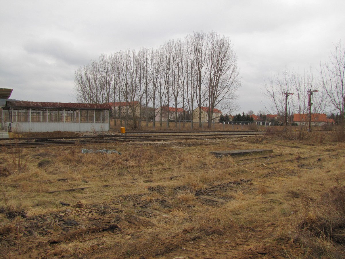 Der ehemalige Bereich der Rangiergleise während den Sanierungsarbeiten, am 11.03.2012 in Laucha. 