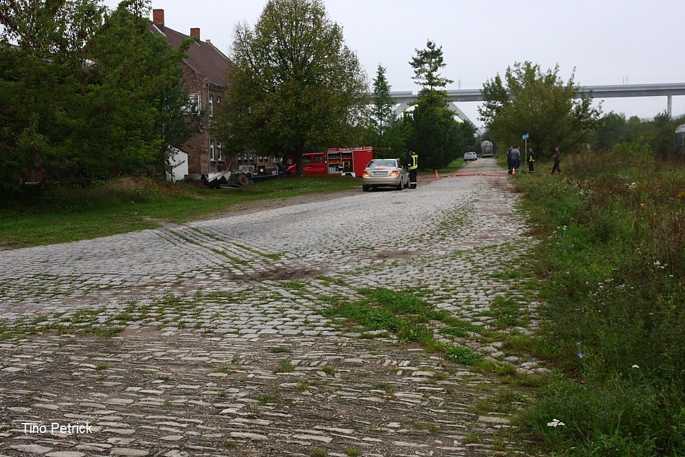 Der ehemalige Verlauf von einem Schmalspurgleis vom Bahnhof Karsdorf zur BHG neben der damaligen Bahnhofsgastst�tte. Vermutlich hat die BHG damit an der ehemaligen Ladestra�e die f�r sie bestimmten G�terwagen (S�cke, Kisten) entladen; 13.09.2014 (Foto: Tino Petrick)