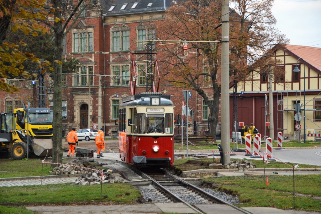 Der Einbau der neuen Weiche und die Anpassung der Gleise wurde von der Fa. TUG Tief- und Gleisbau Brandenburg/H. ausgef�hrt. Bereits am Nachmittag des 20.11.2020 konnte der Betrieb auf dem gesamten Streckennetz wieder aufgenommen werden. Derzeit laufen noch Restarbeiten an den Stra�en�berg�ngen. Tw 51 als Linie 4 (Hauptbahnhof - Salztor), H�he Postring am 26.11.2020.