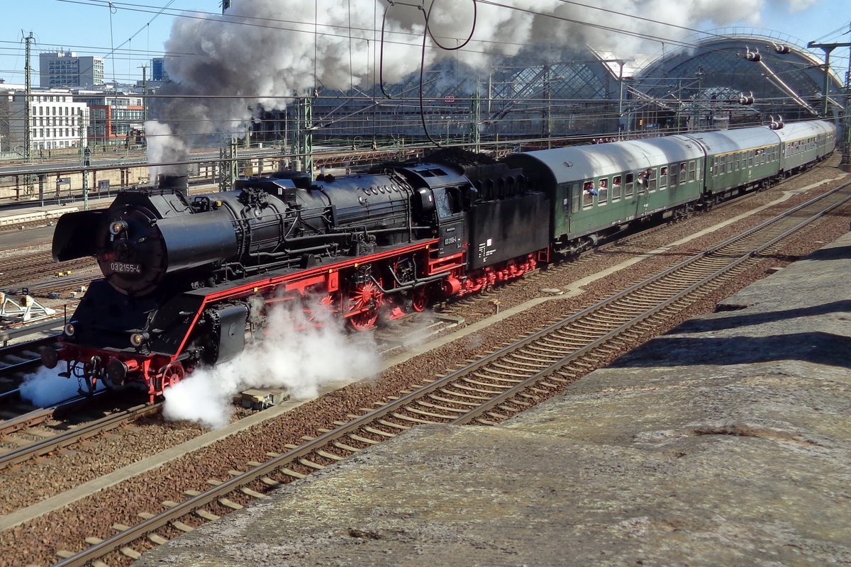 Der ELBFLORENZ mit 03 2155 an der Spitze verlässt am 6 April 2018 um 13;35 Dresden Hbf.