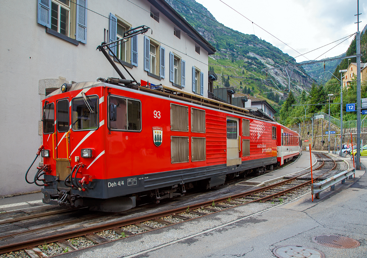 Der Elektrische Zahnradgepäcktriebwagen MGB Deh 4 /4 II - 93 „Oberwald“, ex FO Deh 4/4 II – 93, steht am 02.08.2019 mit ihrem Schöllenenbahn Regionalzug nach Andermatt, im Bahnhof Göschen zur Abfahrt bereit.

Der Gepäcktriebwagen wurde 1979 von SLM (mechanischer Teil, Lokomotivkasten) und BBC (elektrische Ausrüstung) gebaut.