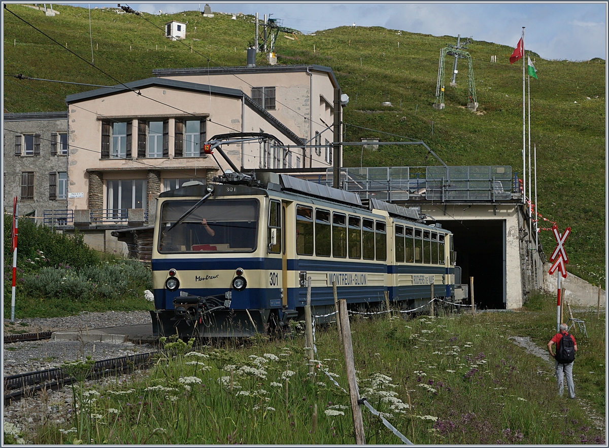 Der erst von Montreux auf dem Rochers de Naye eingetroffene Zug fährt nach einer kurzen Wendezeit wieder ins Tal zurück.
3. August 2017