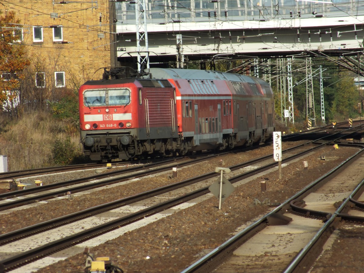 Der erste Nahverkehrszug (S-Bahn auenvor), der nicht aus TALENT bestand, den ich an diesem Tag auch nur gesehen (!) habe: 143 848 fhrt in Schnefeld ein.