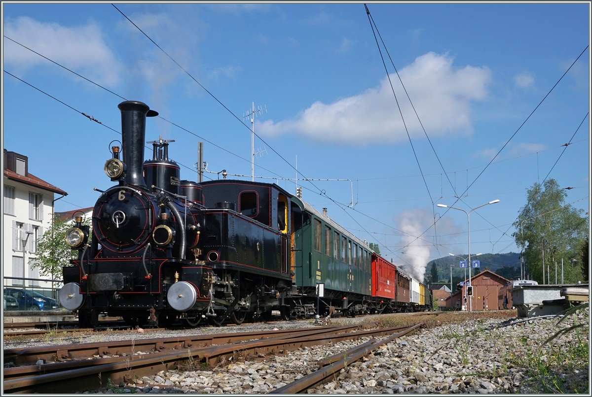 Der erste  Riviera Belle Epoque  Zug nach Vevey wartet in Blonay auf die Abfahrt. Am Schluss dampt die ex BM G 3/3 6. 
15. Mai 2016