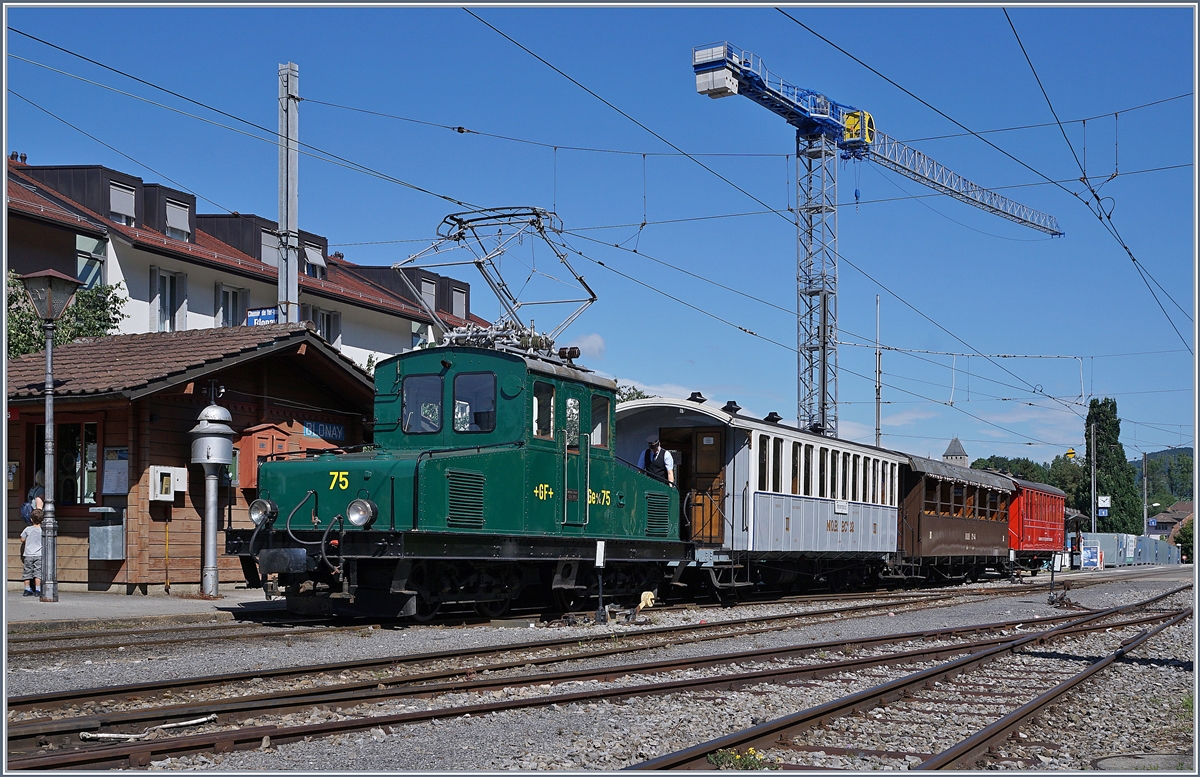 Der erste Zug der 52. Saison der Blonay-Chaby Bahn steht in Blonay zur Abfahrt bereit. Neuerdings kann man im Hintergrund das Schloss von Blonay sehen, dies zum  Preis  des hässlichen Krans in der Bildmitte.

13. Juni 2020