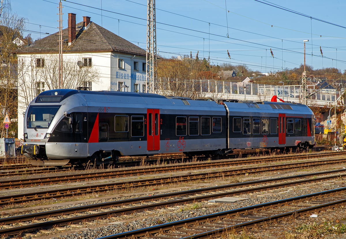 Der ET 22 2103  Essen  (94 80 0426 102-0 D-ABR / 94 80 0826 102-6 D-ABR), ex ET 22 002, ein 2-teiliger Stadler FLIRT der Abellio Rail NRW abgestellt am 12.11.2021 im Hauptbahnhof Siegen.

Der 2-teilige FLIRT wurde 2007 von der Stadler Pankow GmbH in Berlin unter der 37636 gebaut und 2014 wurde er modernisiert. Eigentümer ist die CBRail Leasing s.à.r.l. aus Luxembourg, von ihr hat die Abellio Rail NRW GmbH die Fahrzeuge gemietet bzw. geleast. Die kurze 2-teilige-Flirtvariante (BR 426.1) ist nur bei der Abellio Rail NRW im Einsatz, es gibt mittlerweile noch 2-teilige FLIRT u.a. in Polen bei der Łódzka Kolej Aglomeracyjna (LKA) diese sind aber FLIRT 3 und zudem haben die fast 4 m längeren Fahrzeuge ganz andere Technische Daten.

Technik:
Die Wagenkästen sind aus Aluminium-Strangpressprofilen, die Trieb- und Laufdrehgestelle sind luftgefedert. Die beiden Wagenteile sind durch ein Jakobs-Drehgestell verbunden. Es ist möglich, den Zug von vorne bis hinten ohne eine Stufe zu durchqueren. Der Niederfluranteil beträgt ca. 90 %. Vielfachsteuerung bis zu 3 Fahrzeugen.

Technische Daten:
Achsanordnung: Bo’2’2
Länge über Kupplung: 42.066 mm
Achsabstand im Drehgestell: 2.700 mm
Fahrzeugbreite: 2.880 mm
Fahrzeughöhe:  4.185 mm
Fußbodenhöhen: 760 mm (Niederflur am Einstieg) / 1.120 mm (Hochflur)
Triebraddurchmesser:  860 mm (neu) / 800 mm (abgenutzt)
Laufraddurchmesser: 750 mm (neu) / 690 mm (abgenutzt)
Dauerleistung am Rad: 1.000 kW
Max. Leistung am Rad: 1.300 kW
Anfahrzugkraft: 100 kN
Höchstgeschwindigkeit:160 km/h
Eigengewicht: 76 t
Anfahrbeschleunigung: 0,83 m/s²
Stromsystem:  15 kV, 16 2/3 Hz AC
Sitzplätze: 1. Klasse 16, 2. Klasse 68 plus 28 Klappsitze
Stehplätze: 107

Quelle: Stadler Rail