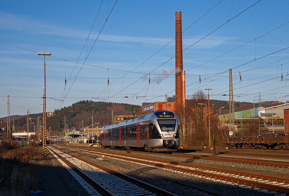 Der ET 23 2107 (94 80 0427 106-0 D-ABRN / 94 80 0827 106-6 D-ABRN / 94 80 0427 606-9 D-ABRN), ex ET 23007, ein 3-teiliger Stadler FLIRT der Abellio Rail NRW GmbH fährt am 09.01.2016, als RE 16  Ruhr-Sieg-Express  (Essen - Hagen - Siegen), durch Siegen-Geisweid in Richtung (Sieg).

Nach der Insolvenz enden am 31. Januar 2022 hier die Verkehrsleitungen der Abellio Rail NRW, ab dem 01. Februar fahren dann die Züge der RE 16 und RB 91 auf dem Ruhr-Sieg-Netz unter der Flagge der DB Regio.
